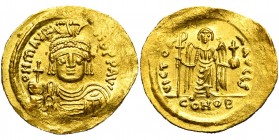 Maurice Tibère (582-602), AV solidus, 583-601, Constantinople. Off. S. D/ B. casqué, cuir. de f., ten. un gl. cr. R/ VICTORI-A AVCCS/ CONOB Victoire d...