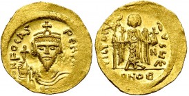 Phocas (602-610), AV solidus, 607-610, Constantinople. Off. . D/ B. cour., dr., cuir. de f., ten. le gl. cr. R/ VICTORIA-AVG/ CONOB Ange deb. de f....