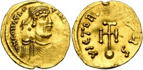 Constantin IV (668-685), AV semissis, Constantinople. D/ B. diad., dr., cuir. à d. R/ VICTORIA AVGS Croix potencée sur un globe. Sear 1161; D.O. 16; ...
