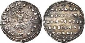 Jean Ier Tzimisces (969-976), AR miliaresion, Constantinople. D/ Croix croisetée sur deux degrés. Au centre, un médaillon au b. de l''empereur de f., ...