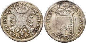 VLAANDEREN, Graafschap, Karel II (1665-1700), AR vier stuiver, 1698, Brugge. Vz/ Gekroond stokkenkruis met een vuurijzer tussen het jaartal en het juw...