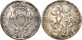 ITALIE, LUCQUES, République (1369-1799), AR scudo, 1744. D/ Ecu couronné entre deux palmes, dans un cartouche orné. R/ Saint Martin donnant la moitié ...