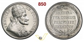 INNOCENZO XI, Papa (1676-1689) Medaglia 1683 per la liberazione di Vienna. D/ Busto del Pontefice con triregno R/ Scritta in corona. Opus Giovanni Ham...