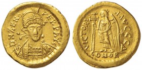 OSTROGOTI Teodorico (495-526) Solido a nome dell’imperatore d’Oriente Zeno - Busto elmato di fronte - R/ La Vittoria stante a s. - cfr. RIC 905; Lacam...