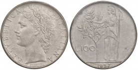 REPUBBLICA ITALIANA 100 Lire 1957 - AC Sigillato FDC da Raffaele Negrini. Un minimo colpetto al ciglio del R/ 
FDC
