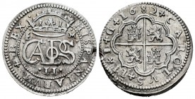 Carlos II (1665-1700). 2 reales. 1682. Segovia. M. (Cal 2008-639). (Cal 2019-442). Ag. 7,05 g. Oxidaciones limpiadas. MBC+. Est...150,00. English: Cha...