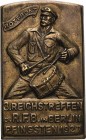 Veranstaltungsabzeichen
Berlin Metallabzeichen 1927. 3. REICHSTREFFEN D.R.F.B. IN BERLIN PFINGSTEN 1927 Rotfrontkämpfer in Uniform mit Trommel. 42 x ...