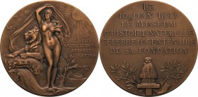 Akademien, Schulen, Universitäten
 Bronzemedaille 1893 (Bottes) 100 Jahre Naturkundemuseum in Paris. Weiblicher Genius steht von vorn neben Löwen und...