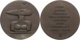 Klöde-Hoffmann, Silvia Braune Porzellanmedaille 2010 (Meißen) Fünf Jahre Freunde Keramischer Münzen und Medaillen 2005-2010. Stilisiertes Brustbild ei...