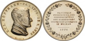 König, Helmut 1934-2017 Silbermedaille 1976. 200. Geburtstag von E.T.A. Hoffmann. Brustbild nach rechts / 7 Zeilen Schrift im Lorbeerkranz. Randpunze:...