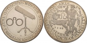 König, Helmut 1934-2017 Silbermedaille 1984 (Heidrun Höhn, Uttikal, Rossi) Optisches Museum der Carl-Zeiss-Stiftung Jena. Spiegelteleskop neben Bügelb...