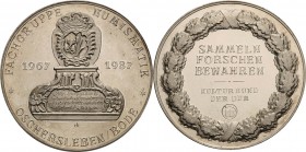 König, Helmut 1934-2017 Silbermedaille 1987. 20 Jahre Fachgruppe Numismatik Oschersleben. Stadtwappen von Oschersleben auf Schrifttafel zwischen Jahre...