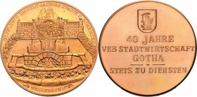König, Helmut 1934-2017 Kupfermedaille 1989. 40 Jahre VEB Stadtwirtschaft Gotha. Ensembles der Wasserkunst Gotha / Stadtwappen über 4 Zeilen Schrift. ...