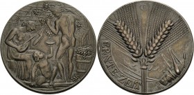 Römer, Georg 1868-1922 Silbermedaille o.J. (vor 1905). Erntezeit. Nackte männliche Gestalt in Rückenansicht bei der Weinlese, links sitzt eine Frau, L...