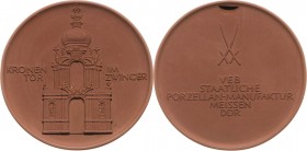 Porzellanmedaillen - Medaillen der Meißner Porzellanmanufaktur
Dresden Braune Porzellanmedaille o.J. Kronentor des Zwingers / 4 Zeilen Schrift. Rever...
