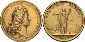 Frankreich
Ludwig XIV. 1643-1715 Vergoldete Bronzemedaille 1704 (M. Mauger) Auf die Einnahme von Vercelli. Kopf nach rechts / Stehende Nemesis von vo...