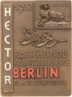 Berlin
 Einseitige Bronzeplakette 1932. Rassehunde-Ausstellung des Vereins "Hector". Ruhender Hund, darunter Eichenzweig und 4 Zeilen Schrift. 69,9 x...